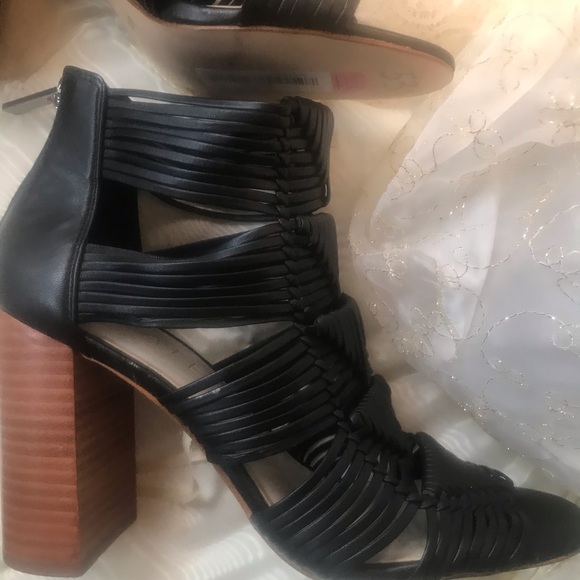 BRAND NEW: 1.STATE 4” BLACK STRAPPY DESIGNER HEELS - Picture 3 of 8